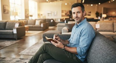 I’ve Sat in 200 Sofas for a Living. Here’s How I Pick One.